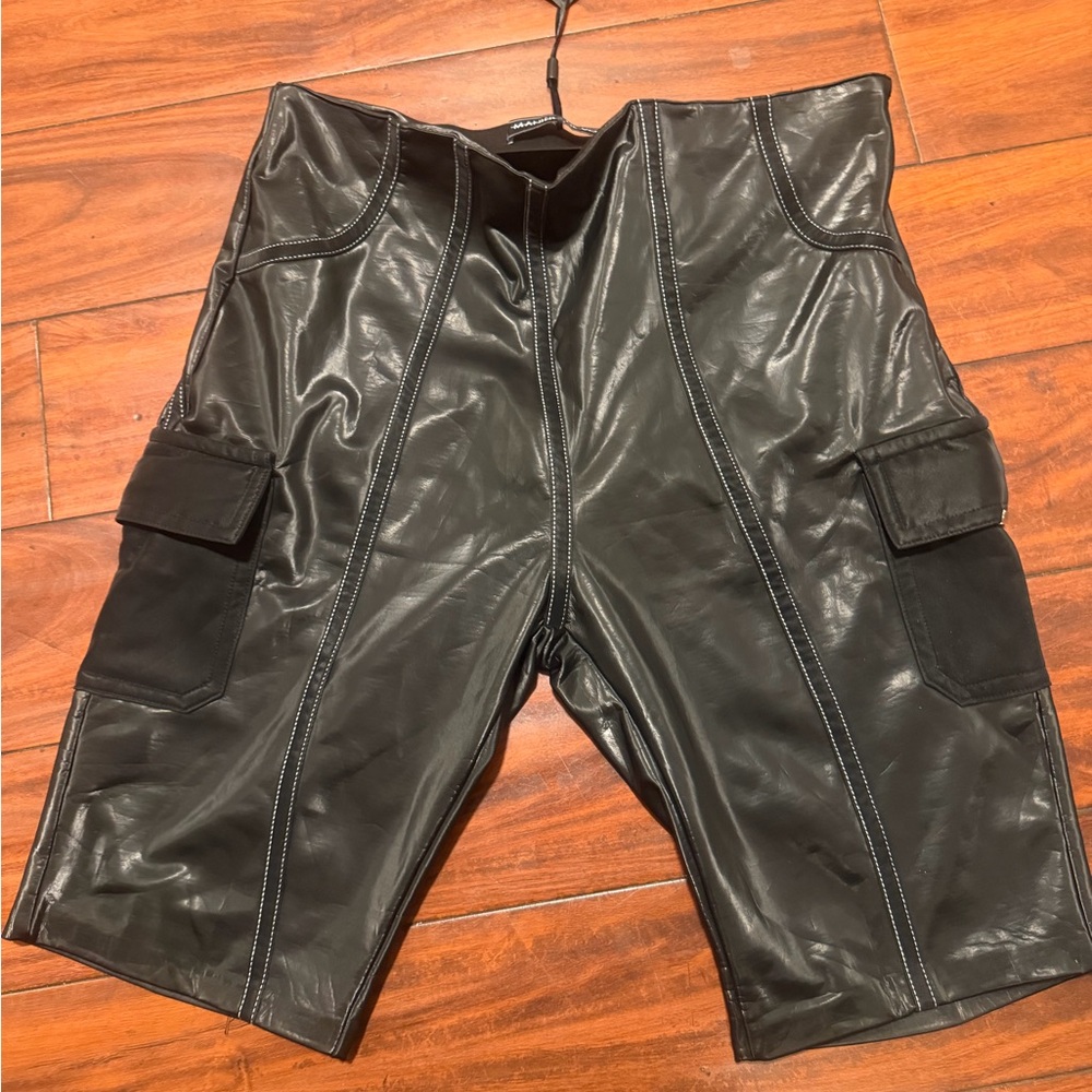 Maniere De Voir Black Faux Leather Cargo Bike Shorts with Side Pocket - Picture 4 of 10